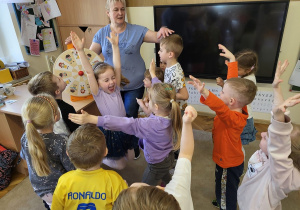 08 Dzieci przedstawiają emocję radość