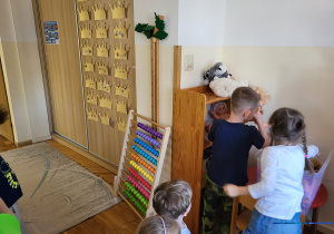 19 Dzieci pomagają w organizacji kącika