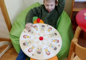 23 Chłopiec wyraża radość unosząc rękę do góry