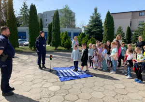 Dzieci utrwalają zasady przechodzenia przez pasy