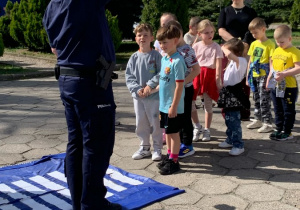 Dzieci przechodzą przez pasy