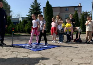 Przedszkolaki przechodzą przez pasy