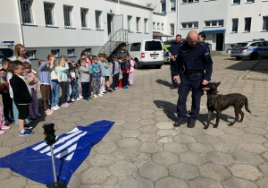 Dzieci poznają pracę psa policyjnego