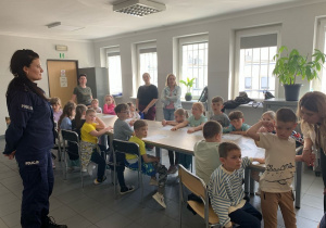Dzieci zwiedzają wnętrze Komendy