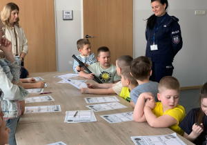 Dzieci słuchają policjantki