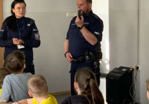Dzieci oglądają sprzęt policjanta