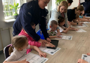 Policjantka pobiera odciski palców
