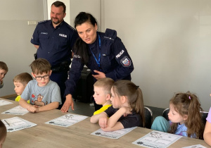 Policjantka omawia znaczenie odcisków