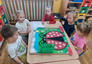 04 Maluszki grają w grę Biedronka