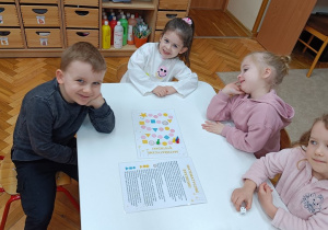05 Dzieci z grupy 4 latków podczas czytania instrukcji do gry planszowej