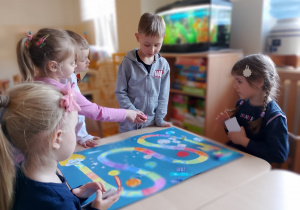 08 Dzieci z grupy Chmurki podczas testowania gry Kosmiczny wyścig