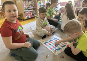 12 Chłopiec - twórca gry i jego koledzy podczas zabawy