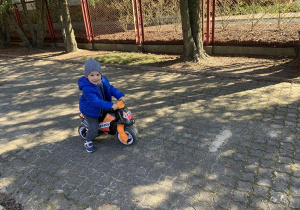 Chłopiec na rowerku.