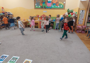 Szukamy w sali rzeczy w kolorach pojemników na śmieci.