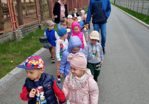 Spacer 3-latków po okolicy przedszkola.