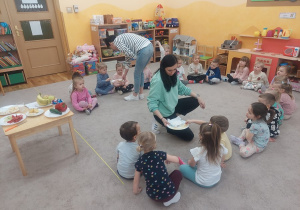 Degustacja produktow zdrowych przez dzieci z grupy Kropelki.
