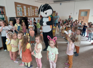 Kropelki na spotkaniu z Zajączkiem.