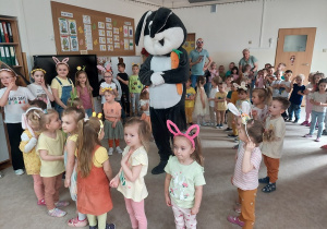 Oszołomione maluszki witają się z zajączkiem.