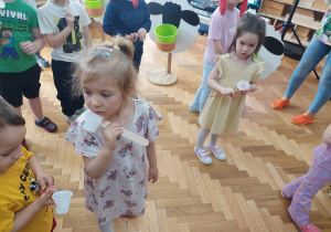 Dziewczynki czekają na swoją kolej podania jajeczka.