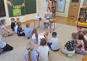 Dzieci słuchają przepisu.