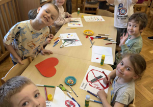 Dzieci projektują znaczki "Zakaz palenia".