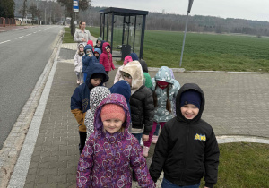 Dzieci idą na spacer w poszukiwaniu źródeł dymu.