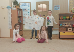 Dzieci trzymają plakat - różne źródła dymu.