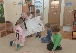 Dzieci trzymają plakat - różne źródła dymu.