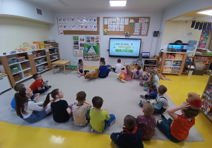 Dzieci oglądają film edukacyjnych o produktach ekologicznych