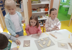 Dzieci robią pieczywo z masy solnej