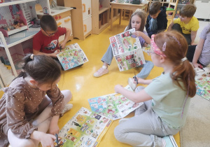 Dzieci wycinają produkty z gazetek reklamowych