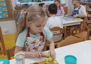 Dziewczynka kroi produkty