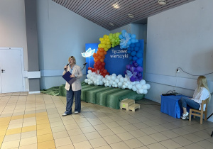 01. Pani Dyrektor wita gości.