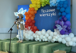 04. Dziewczynka w kapeluszu recytuje wiersz.