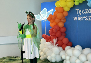 07. Dziewczynka w stroju żaby recytuje wiersz.