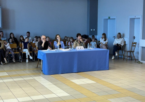 10. Jury przysłuchuje się kandydatom.