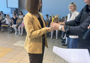 24. Pani Dyrektor odbiera puchar.