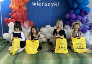 25. Dzieci z nagrodami na scenie.