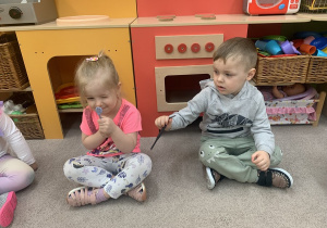 02 Dzieci z gr. 3 latków oglądają narzędzia stomatologiczne