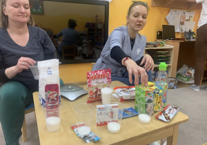 05 Pani stomatolog i jej asystentka pokazują dzieciom ile jest cukru w produktach, które lubimy