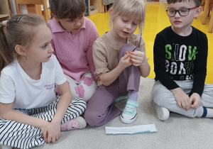 17 Dzieci oglądają przybory stomatologiczne