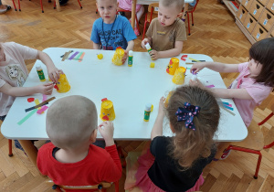Wykonujemy koguta z kubeczków