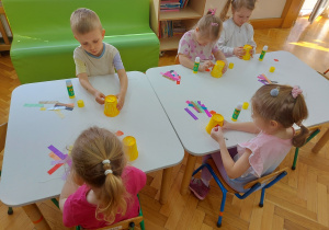 Kleimy przy stolikach prace techniczną