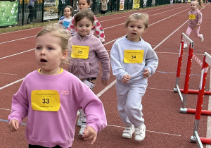 15 Dziewczynki z grupy czterolatków dobiegają do mety.