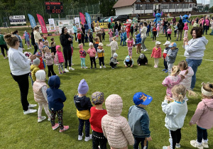 37 Trzylatki tańczą w kole z paniami.