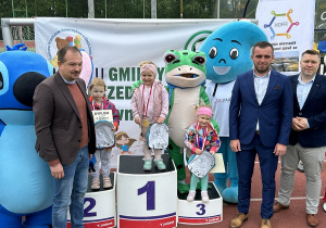 41 Dziewczynki z grup trzylatków na podium.