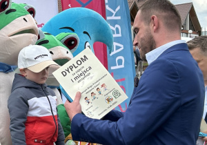 42 Chłopiec z grupy trzylatków otrzymuje dyplom i medal od Pana Wójta.