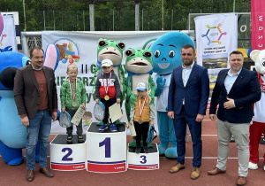 43 Chłopcy z grup trzylatków na podium.