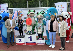 47 Dziewczynki z grup pięciolatków na podium.