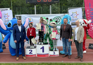 51 Dziewczynki z grup sześciolatków na podium.